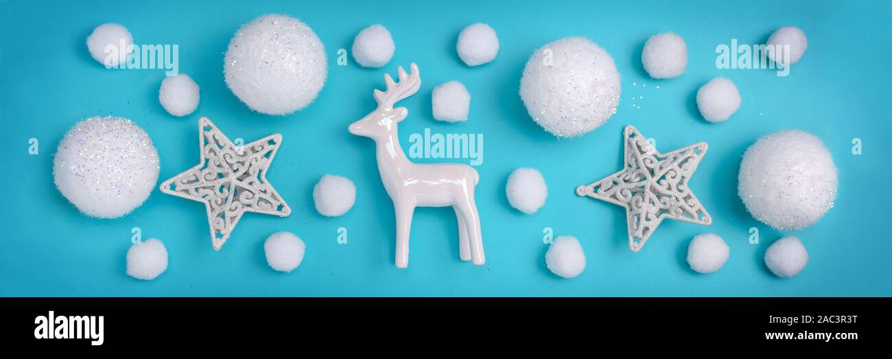 Weihnachten, Neujahr Grenze Flach der weißen Kugeln, Schnee, Sterne und Rentier. Snowy festliche Muster auf blauem Hintergrund Stockfoto