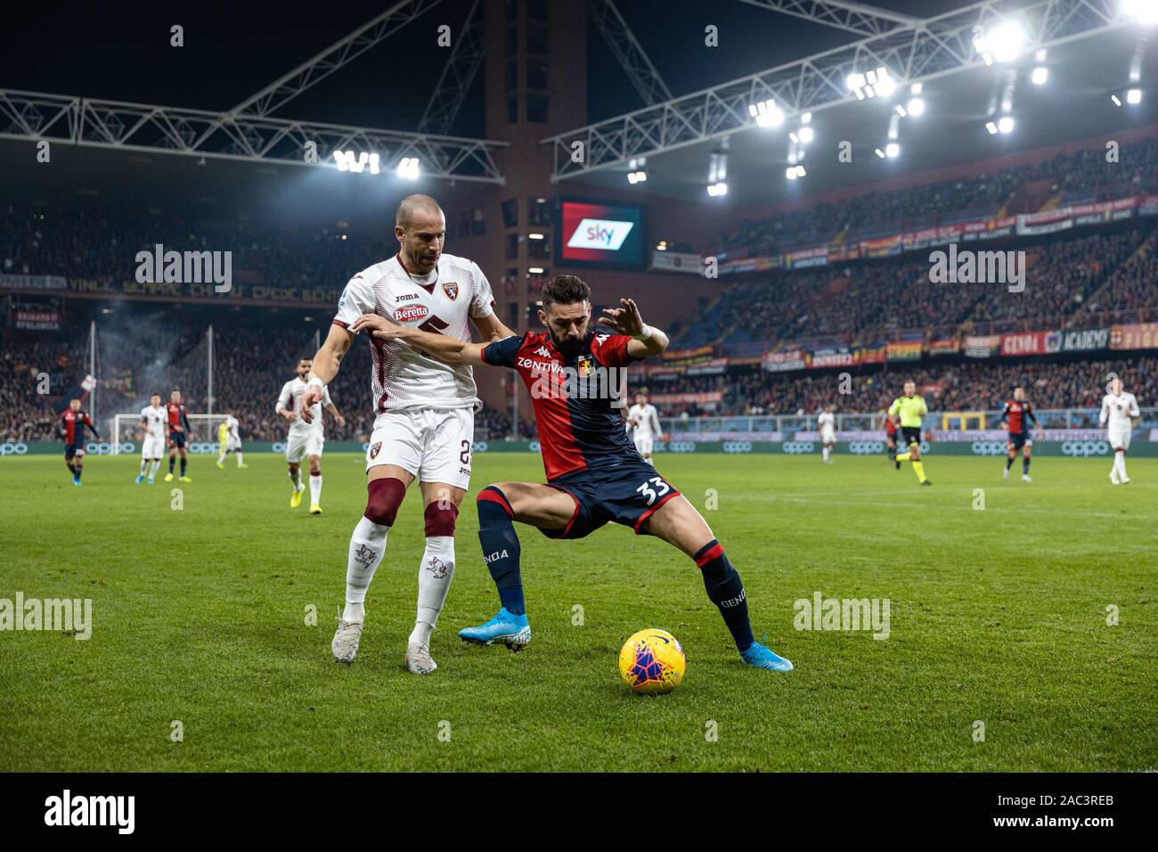 Genua, Italien. 30 Nov, 2019. Lorenzo de Silvestri (Torino) und Marko pajac (Genua) in Genua vs Torino - Italienische Fußball Serie A Männer Meisterschaft - Credit: LPS/Francesco Scaccianoce/Alamy leben Nachrichten Stockfoto