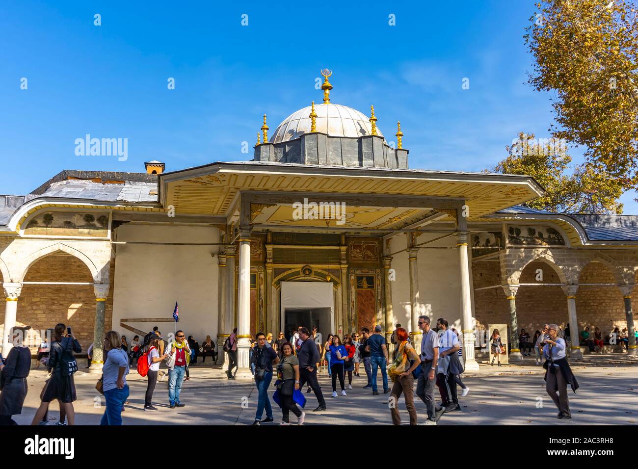 Nicht identifizierte Personen durch Tor der Glückseligkeit im Topkapi Palast in Istanbul, Türkei. Stockfoto