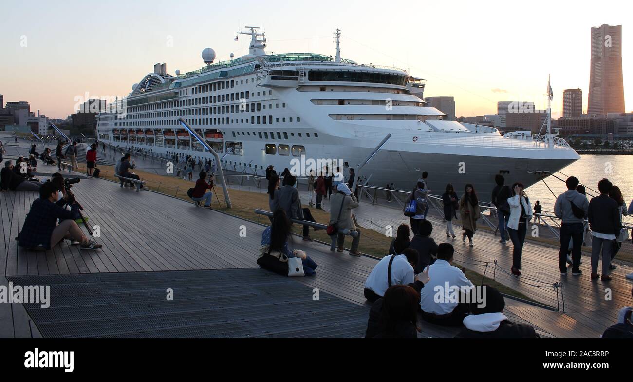 YOKOHAMA, Japan - 15 April, 2017: Kreuzfahrtschiff Dawn Princess am Osanbashi Pier in Yokohama, Japan angedockt. Stockfoto