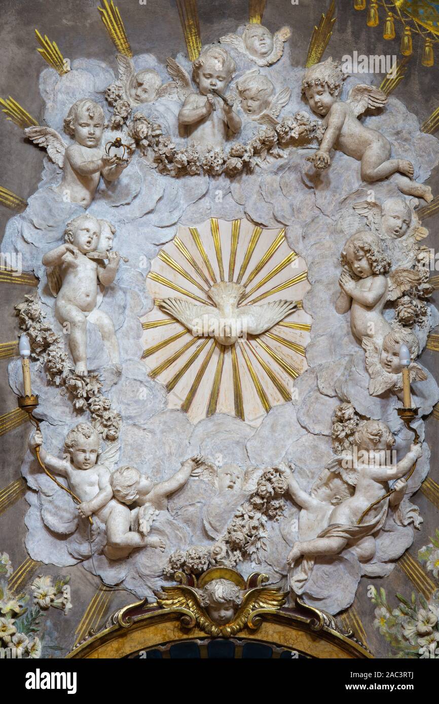 PARMA, Italien - 17 April 2018: Der barocke Altar mit dem Heiligen Geist unter den Engeln in der Kirche Chiesa di San Bartolomeo aus dem 17.Jh. Stockfoto