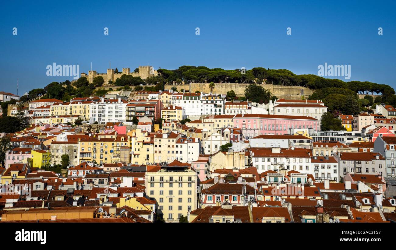 Blick über Lissabon mit dem Castelo de Sao Jorge im Hintergrund. Stockfoto