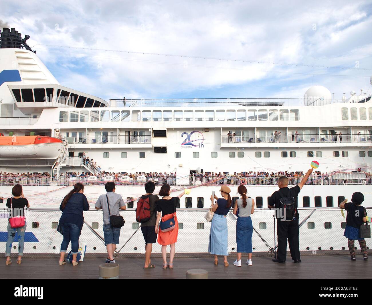 Menschen Abschied winkend auf der abfliegenden Passagiere Kreuzfahrtschiffe Pacific Venus in Osanbashi Pier, Yokohama, Japan Stockfoto