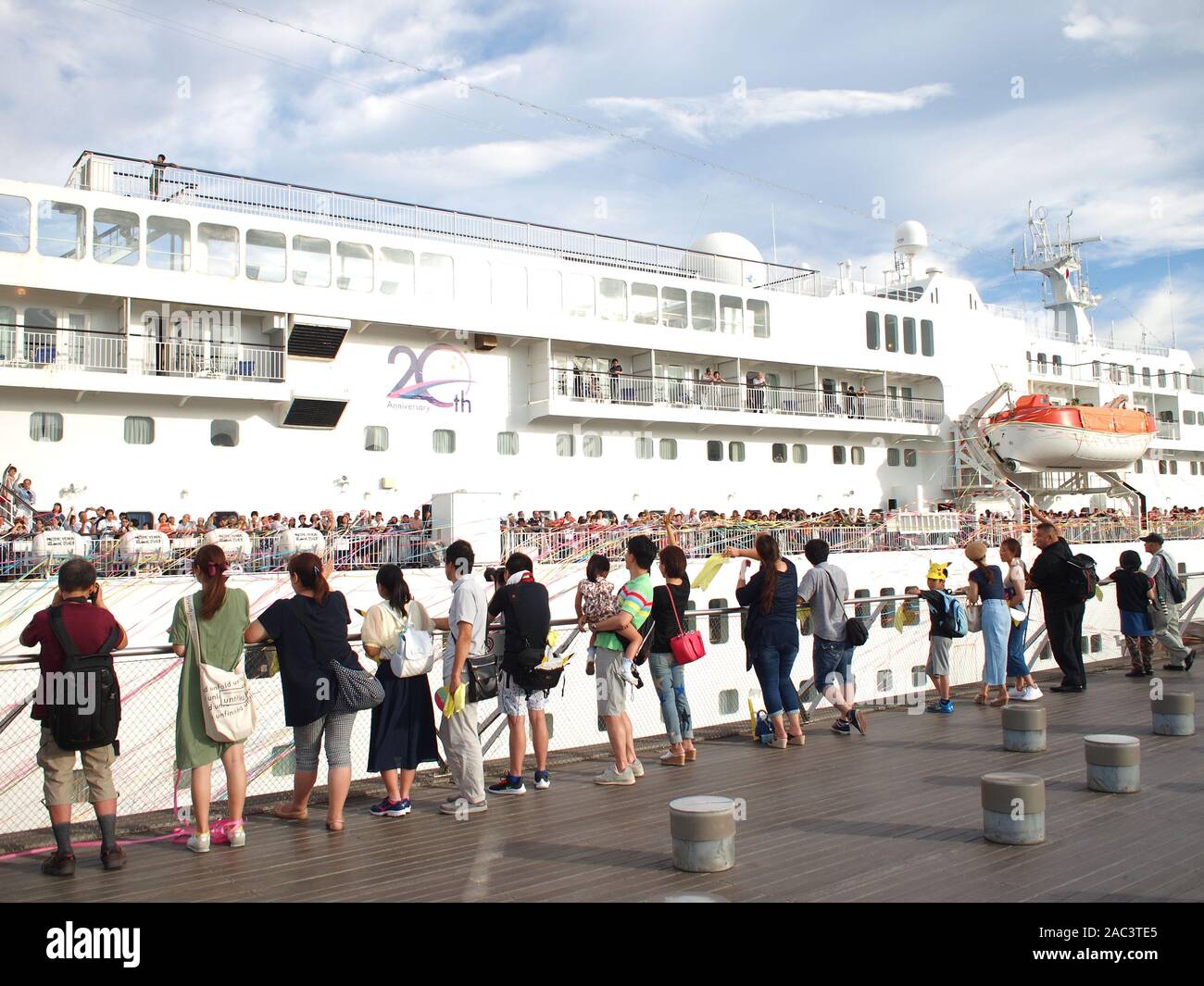 Menschen Abschied winkend auf der abfliegenden Passagiere Kreuzfahrtschiffe Pacific Venus in Osanbashi Pier, Yokohama, Japan Stockfoto