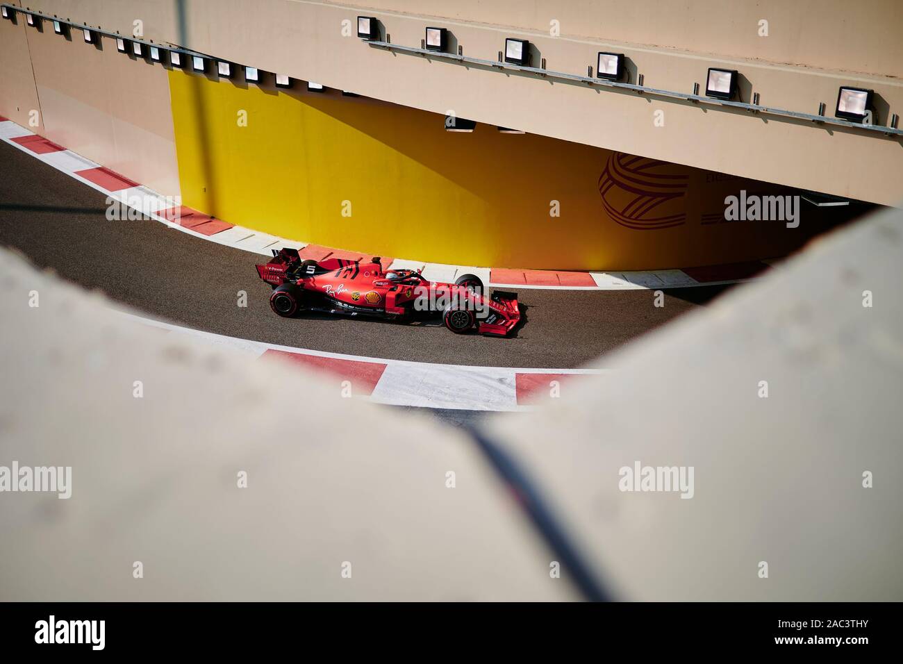 Scuderia Ferrari der Deutschen Fahrer Sebastian Vettel konkurriert im dritten Training der Abu Dhabi F1 Grand Prix auf dem Yas Marina Circuit in Abu Dhabi. Stockfoto