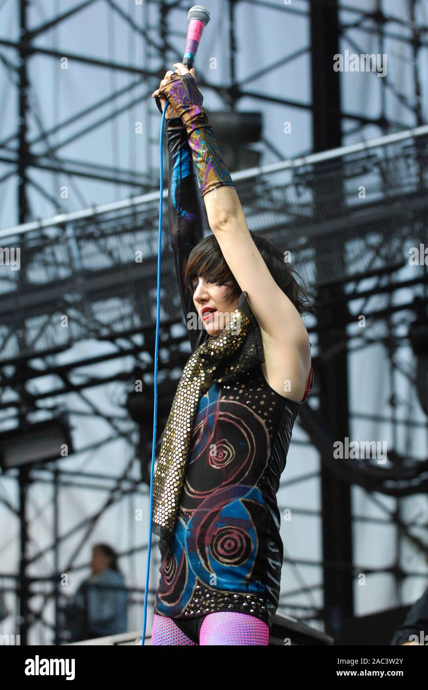 Karen O der Yeah Yeah Yeahs führt an den 2009 KROQ Weenie Roast Y Fiesta bei Verizon Wireless Amphitheater am 16. Mai 2009 in Irvine. Stockfoto