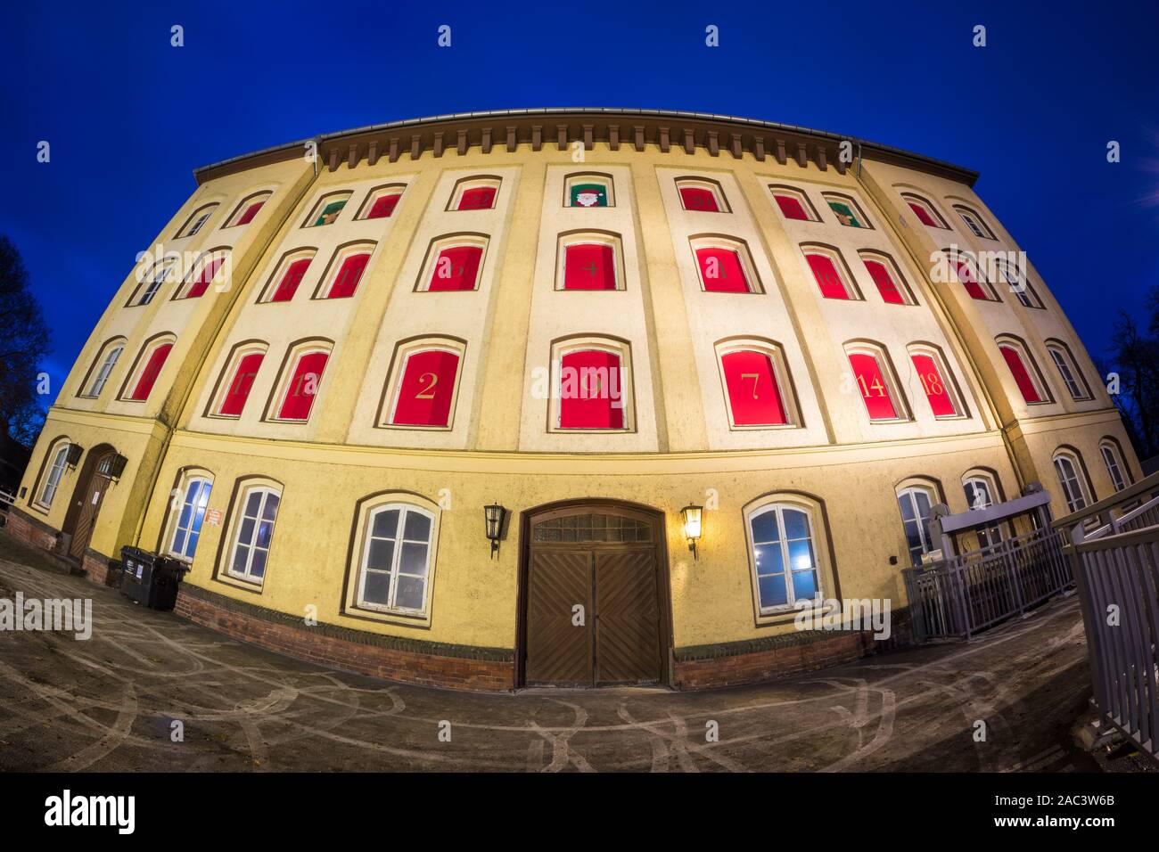 Celle, Deutschland. 30 Nov, 2019. Der rathsmühle wurde mit Zahlen und Weihnachten Motive in den Fenstern zu bilden einen Adventskalender (Foto mit Fischaugenobjektiv). Credit: Moritz Frankenberg/dpa/Alamy leben Nachrichten Stockfoto