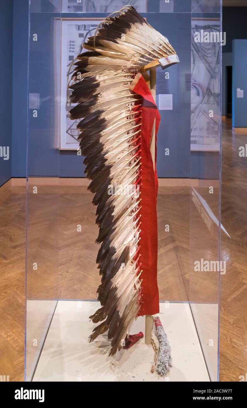 Native American Kopfschmuck, des späten 19., frühen 20. Jahrhundert Tsistsistas (Cheyenne) oder Lakȟóta. Weißkopfseeadler und andere Federn, Wolle, Buffalo verbergen, Rindsleder, Rosshaar, Perlen, Pigmente Stockfoto
