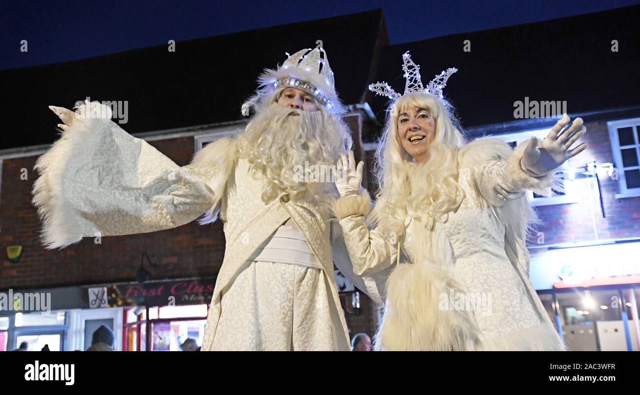 Winter Gottheiten auf Stelzen am Weihnachten Leuchten auf 2019, in Princes Risborough, Buckinghamshire, Großbritannien Stockfoto