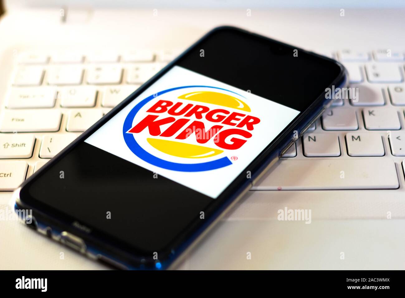 In diesem Foto Illustration der Burger King Logo wird auf dem Smartphone angezeigt. Stockfoto