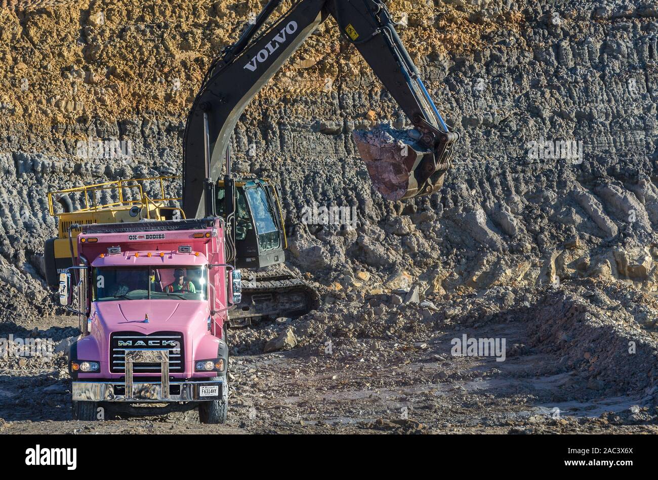 Ein Mitarbeiter mit KR LKW-Ladungen Lehm in ein 2015 Mack Granite Dump Truck Kaolin, Sept. 20, 2016, in Huntingdon, Tennessee. Stockfoto