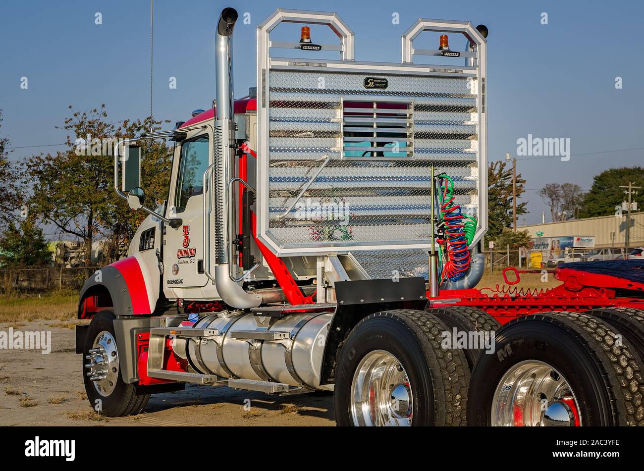 Kopfschmerzen Rack ist ein Mack Granite Lkw wird dargestellt, an Shealy Truck Center, in Columbia, South Carolina. Die metallbarriere schützt die Insassen in der Kabine. Stockfoto
