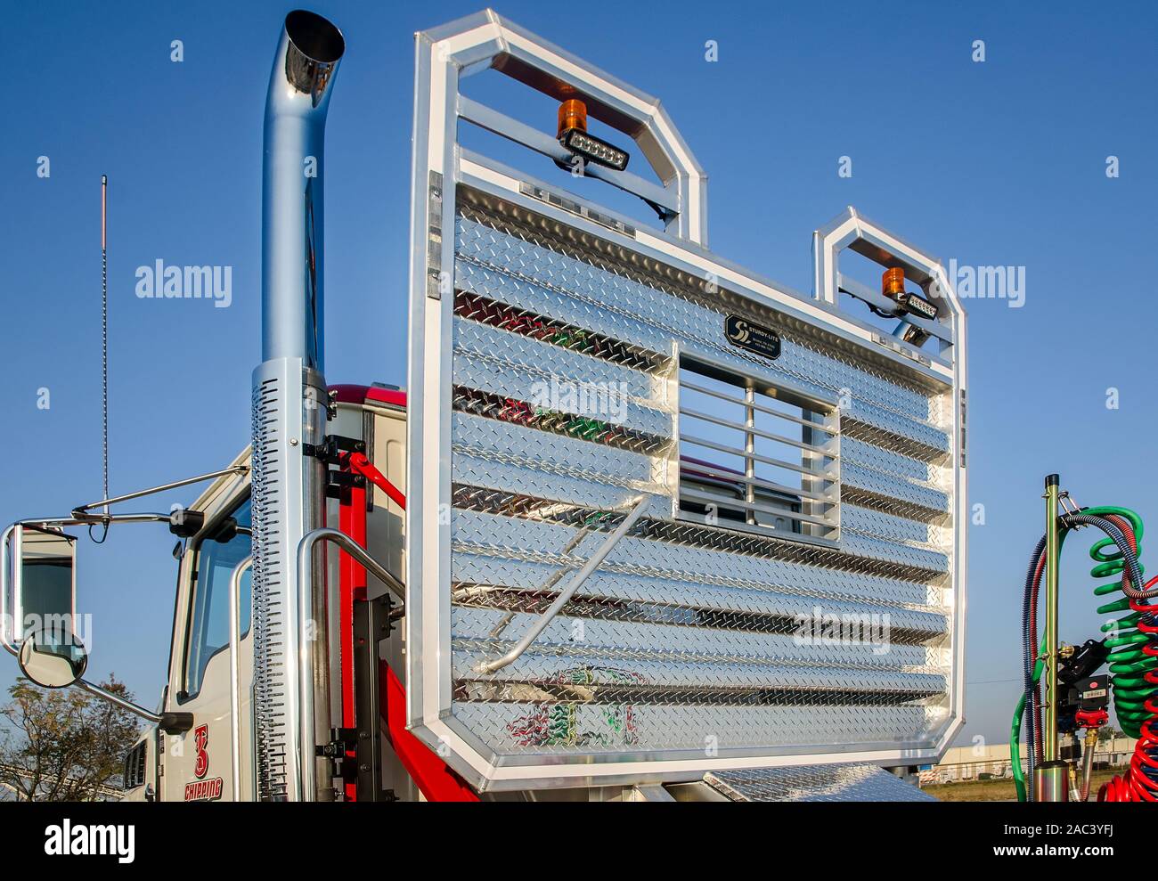 Kopfschmerzen Rack ist ein Mack Granite Lkw wird dargestellt, an Shealy Truck Center, in Columbia, South Carolina. Die metallbarriere schützt die Insassen in der Kabine. Stockfoto