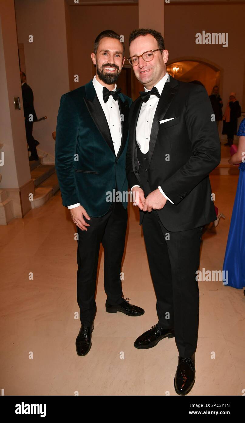 Berlin, Deutschland. 29 Nov, 2019. Jens Spahn (CDU), Bundesminister für Gesundheit, und seinem Ehemann Daniel Funke (L) an der 68. Bundes drücken Sie die Kugel unter dem Motto 'Ändern'. Foto: Jens Kalaene/dpa-Zentralbild/ZB/dpa/Alamy leben Nachrichten Stockfoto