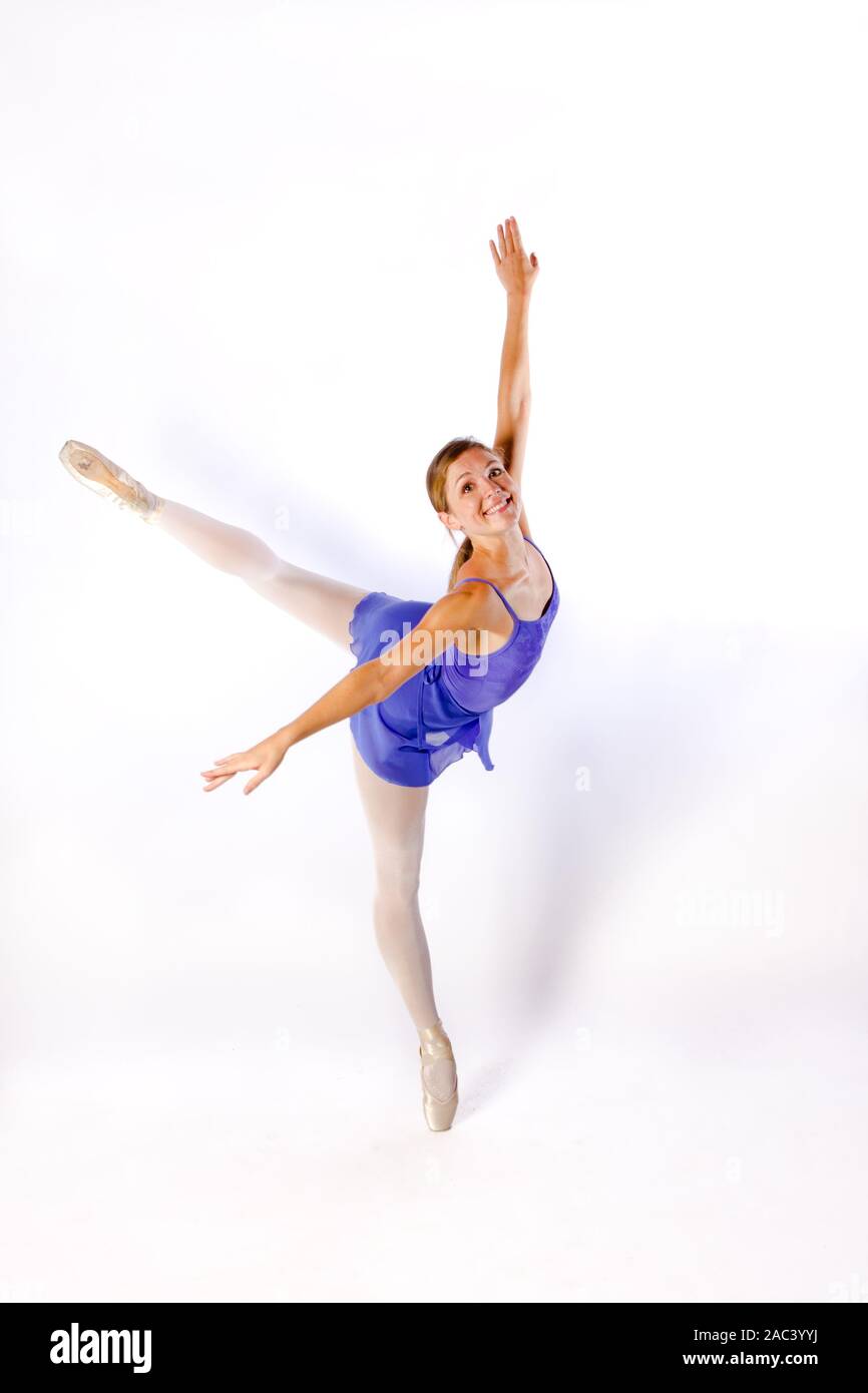 Ballerina in lila Kleid, Arabesque (Studio in Hawaii geschossen), high key Stockfoto