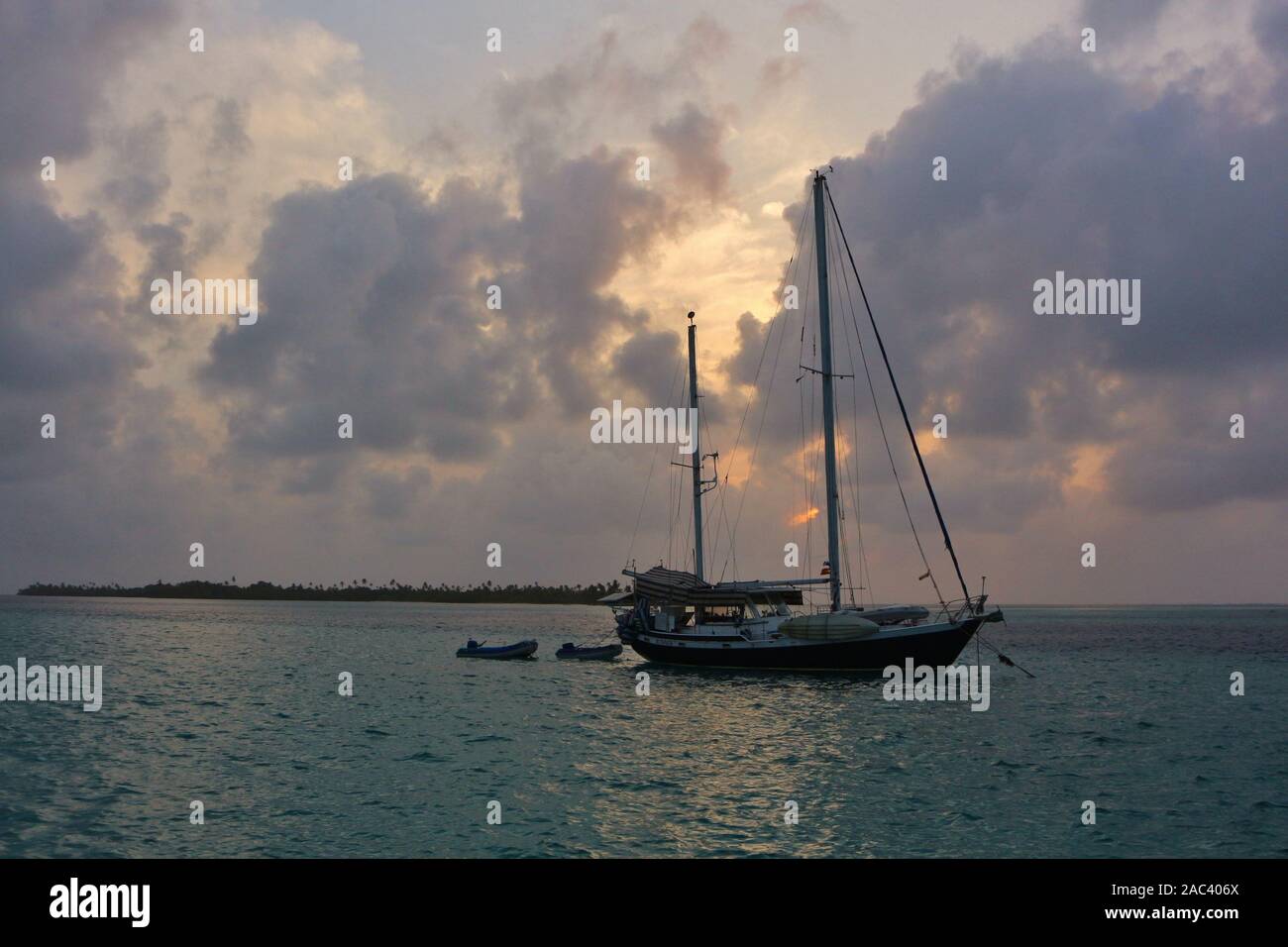 Segelboot in San Blas Sonnenuntergang Stockfoto