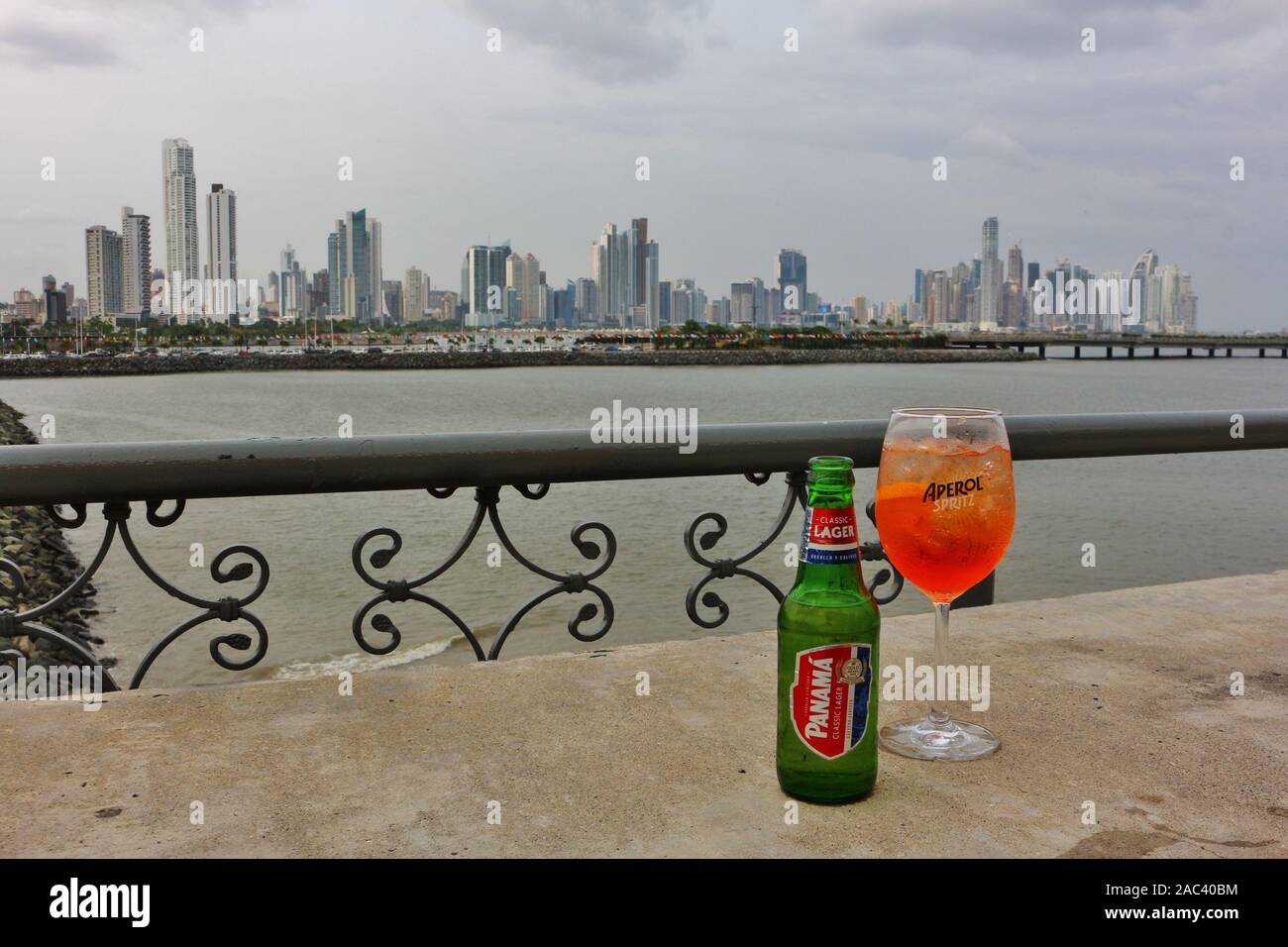Getränke mit Blick auf Panama City Stockfoto
