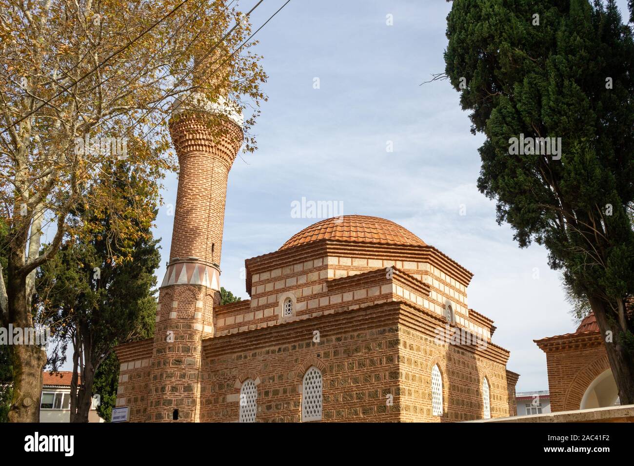 Umurbey, Yildirim, Bursa/Türkei - 18. November 2019: Umurbey Moschee Außenansicht Stockfoto