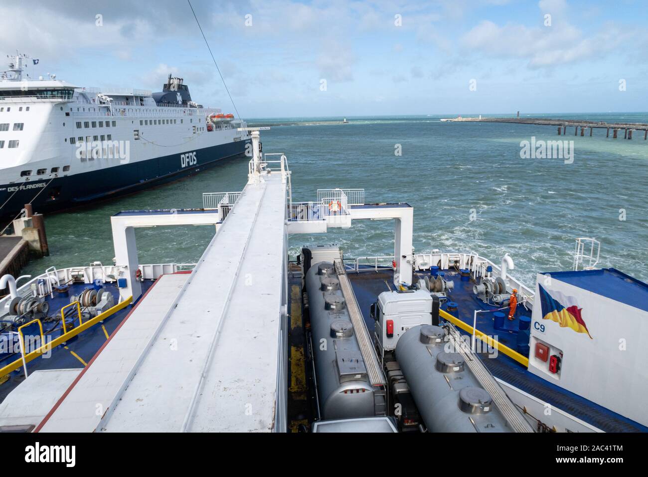 CALAIS, Frankreich - August 3,2017: Fähre warten die Fahrzeuge Stockfoto
