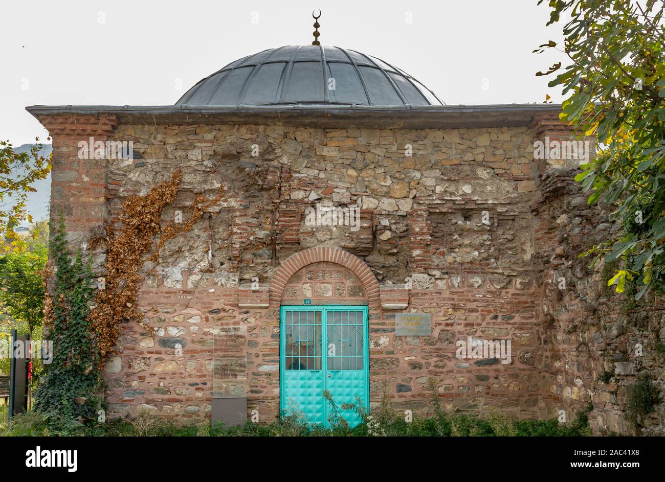 Bursa/Türkei - 18. November 2019: Mausoleum von 'Cobanbey' der Sohn von Osman Gazi, dem Gründer des Osmanischen Reiches; Grab des 'Cobanbey' Datum der Konstr Stockfoto