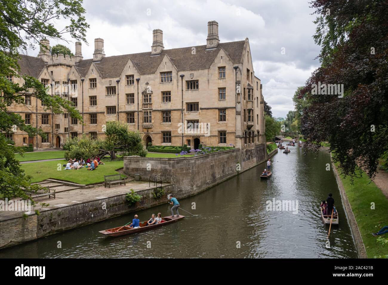 CAMBRIDGE, UK - August 4,2017: Die typischen Boote (STOCHERN) auf dem Fluss Cam Stockfoto