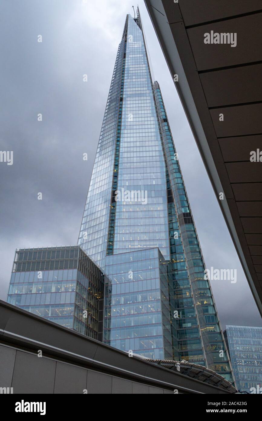 LONDON, UK - August 7,2017: Blaue Wände aus Glas für eine moderne scyscraper. Auch bekannt als: Der Shard - ist ein Wolkenkratzer im Londoner Stadtteil Southwark. Eröffnet, ich Stockfoto