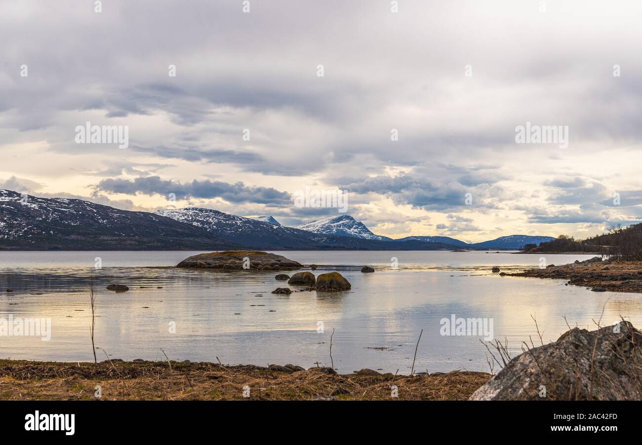 Blick in die Natur auf dem Weg von tromsoe auf die Lofoten Inseln im Frühling Stockfoto