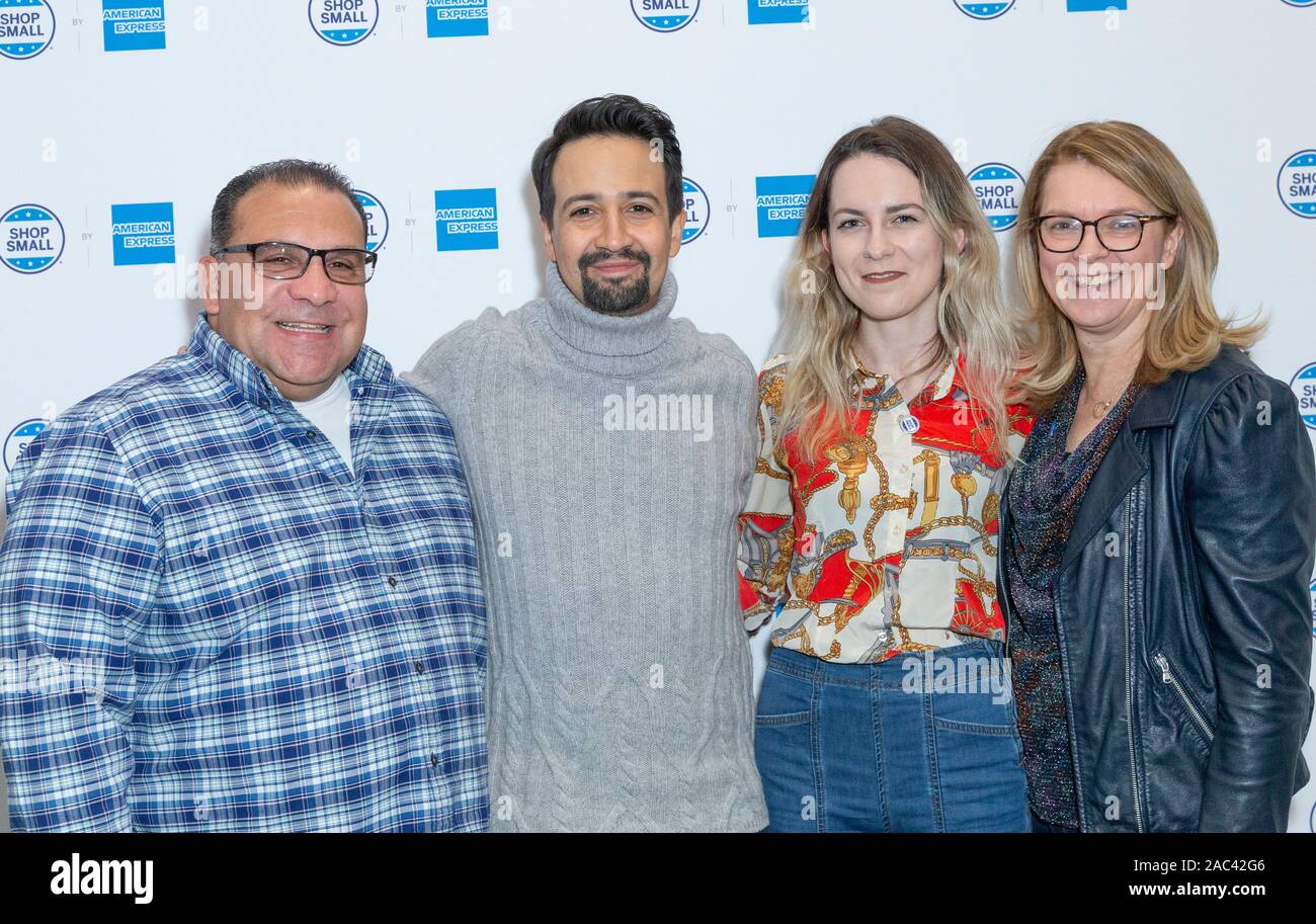 New York, NY - 30. November 2019: Manny Ramirez, Lin-Manuel Miranda, Sarah Rutledge, Elizabeth Rutledge besuchen American Express interaktive Hauptstraße shop feiert 10. jährlichen Small Business Samstag am 632 Broadway Stockfoto