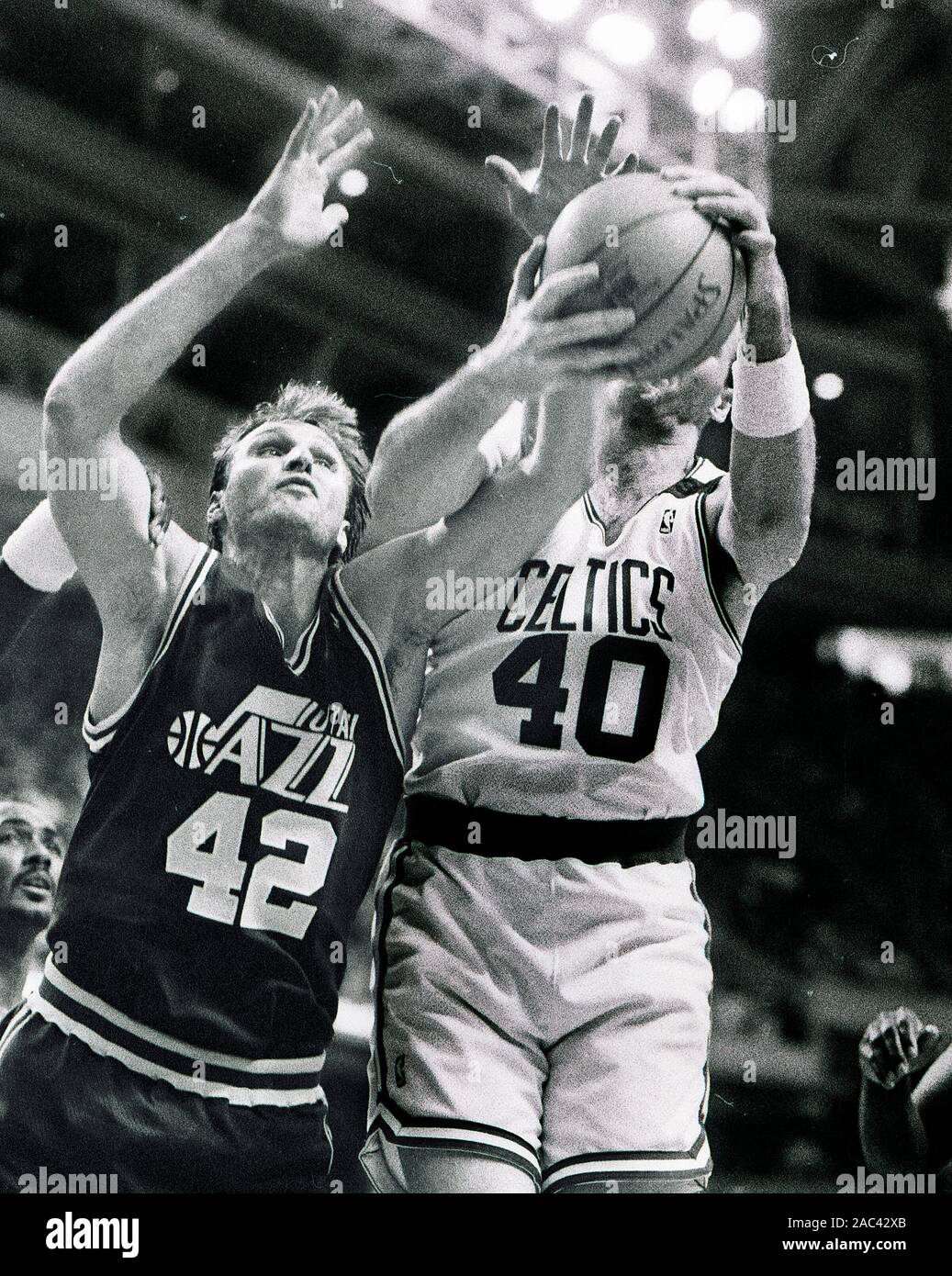 Utah Jazz #42 Tom Chambers, während die Verteidigung gegen Boston Celtics Dino Rada im Basketball spiel action im Fleet Center in Boston, Ma USA Dez 17,1993 Foto von Bill Belknap verschmutzt Stockfoto