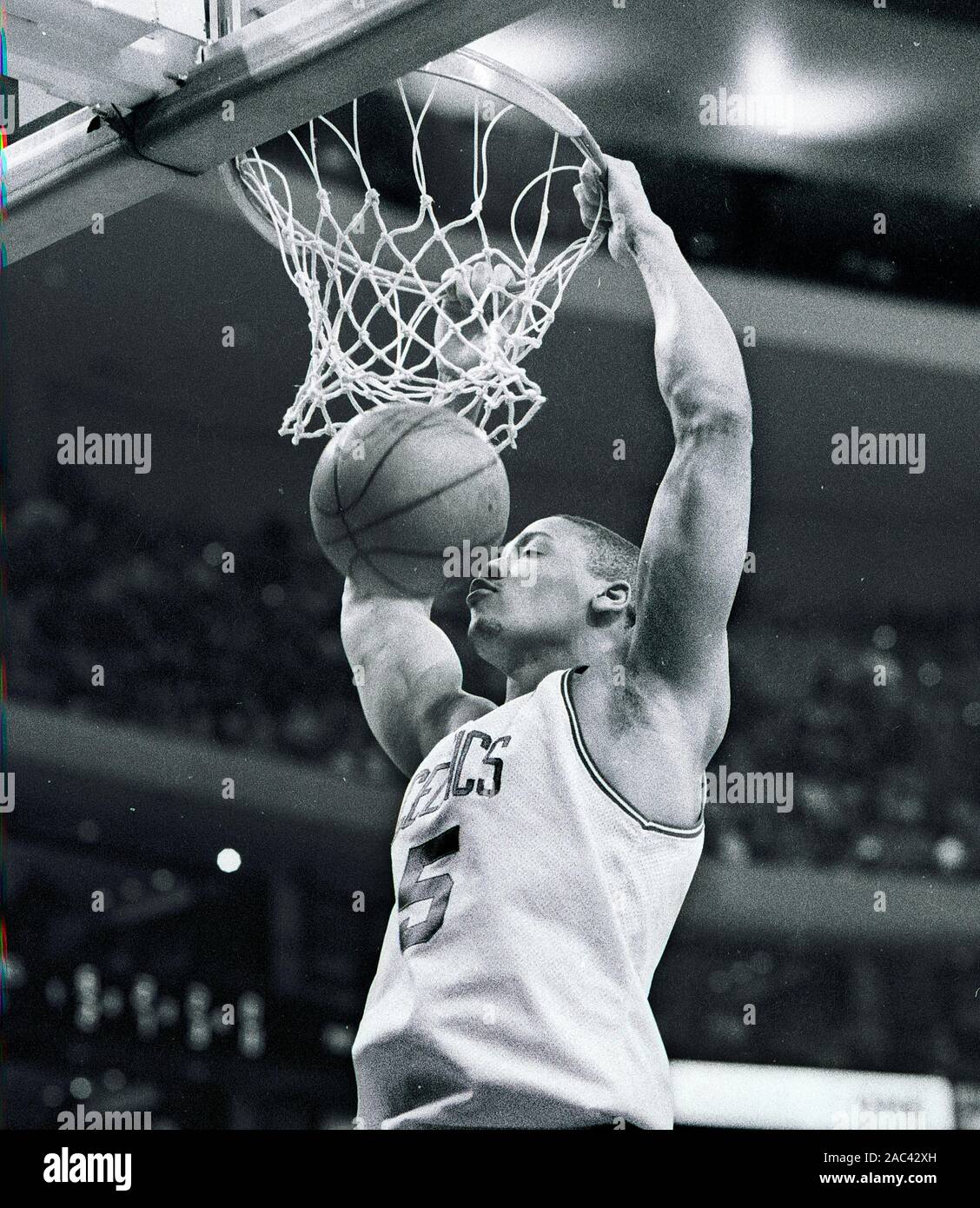 "Sweet Dunk" Boston Celtics #5 Junior Burrough die Kugel dunks während Basketball Spiel gegen die Vancouver Grizzlies am Fleet Center in Boston, Ma USA 1996 Foto von Bill belknap Stockfoto