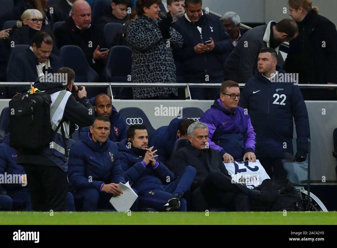 London, Großbritannien. 30 Nov, 2019. Tottenham's Kopf Trainer Jose Mourinho in der Barclays Premier League Match zwischen den Tottenham Hotspur und Bournemouth an der Tottenham Hotspur Stadion in London, England. Am 30. November 2019. Credit: Aktion Foto Sport/Alamy leben Nachrichten Stockfoto