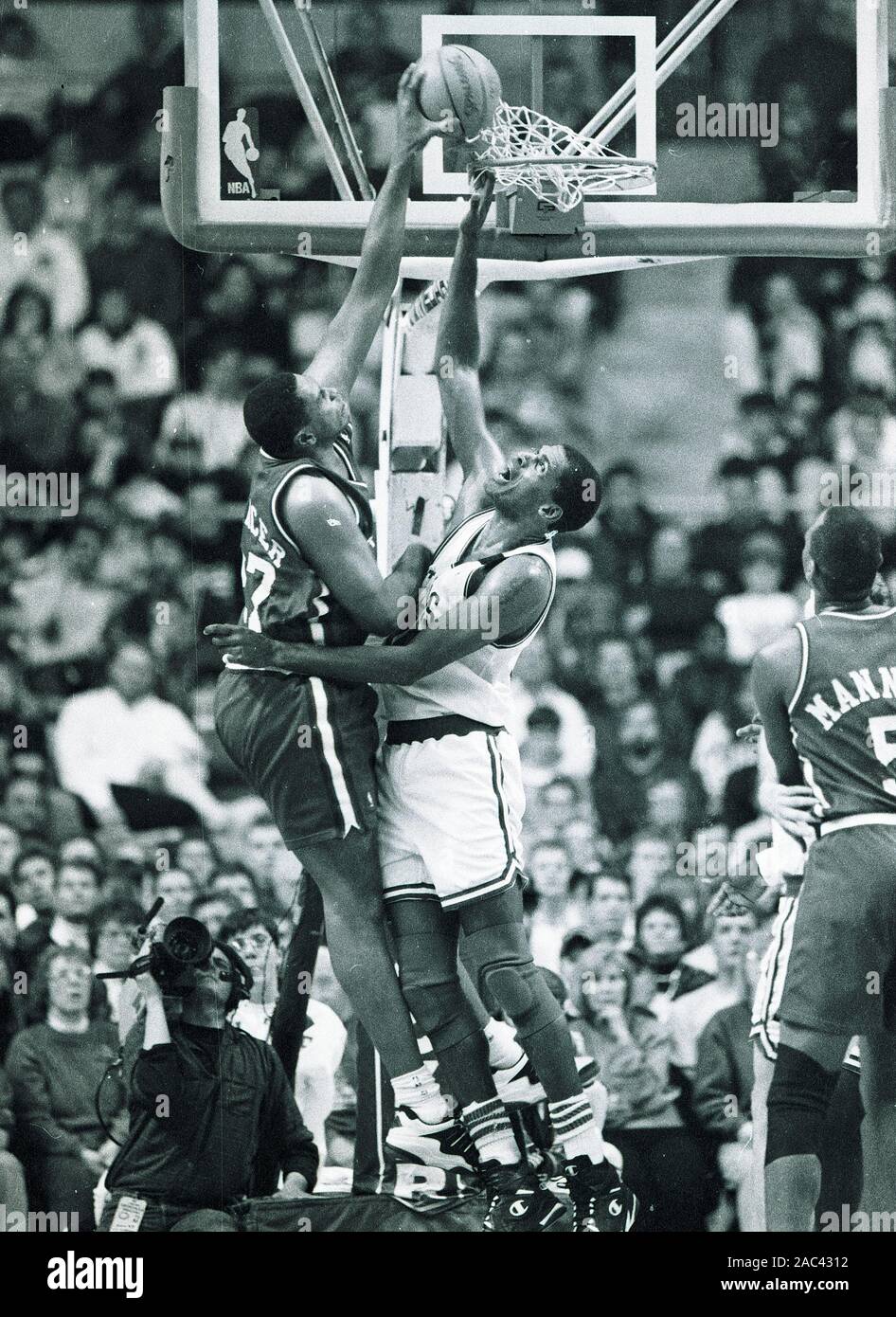 LA Clippers #27 Elmore Spencer Versuche zur Kerbe auf Boston Celtics Robert Parish im Basketball spiel action im Fleet Center in Boston, Ma USA Foto von Bill belknap Stockfoto