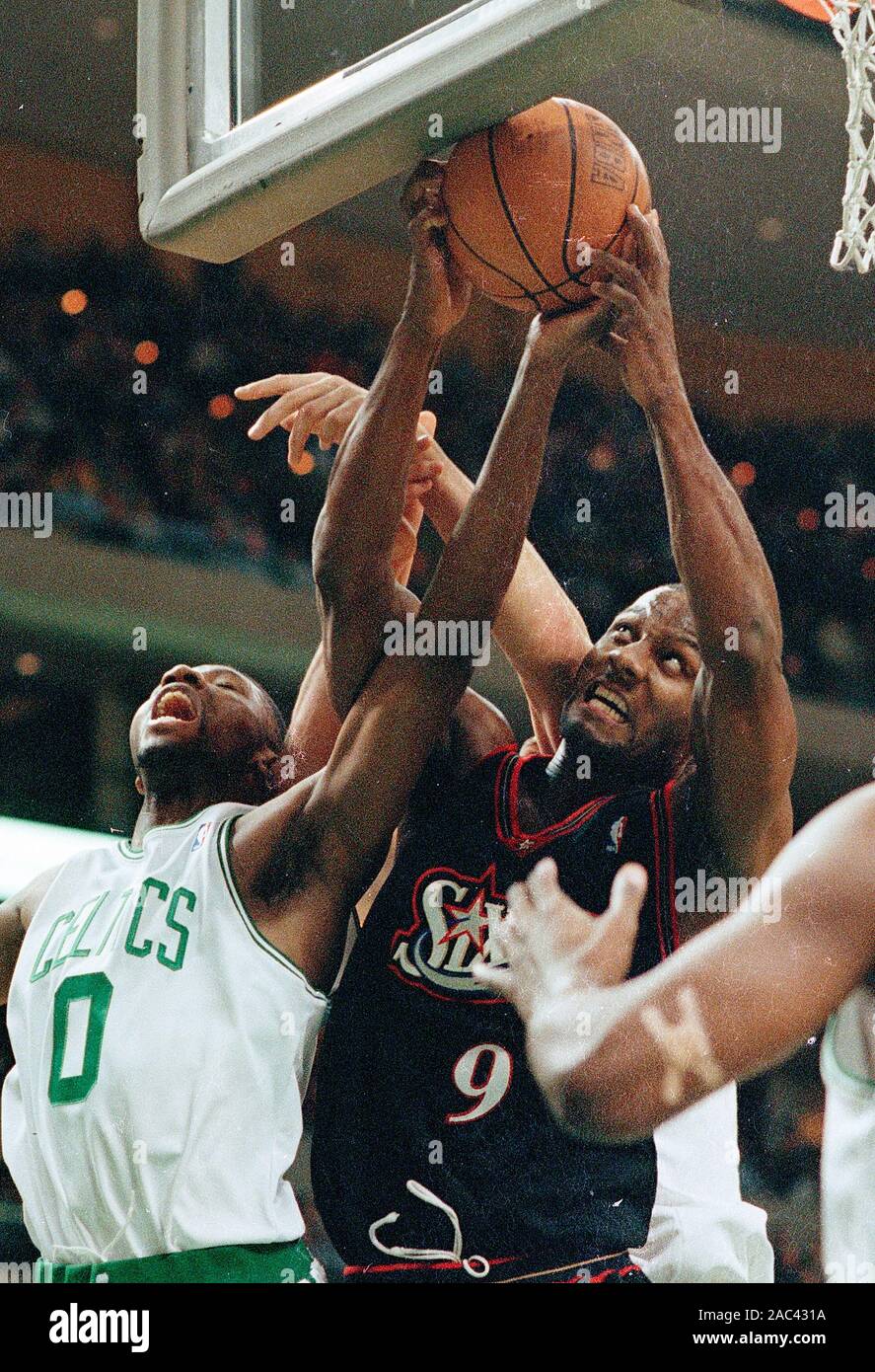 Philadelphia 76ers #9 George Lynch und Boston Celtics Walter McCarty Schlacht für den Rückstoß beim Basketball spiel action im Fleet Center in Bosotn Ma USA April 9,1999 Foto von Bill belknap Stockfoto