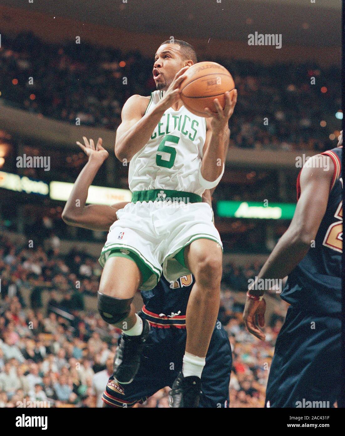 Boston Celtics #5 Ron Mercer im Basketball Spiel gegen die Denver Nuggets im Fleet Center in Boston, Ma USA mar 15,1999 Foto von Bill belknap Stockfoto