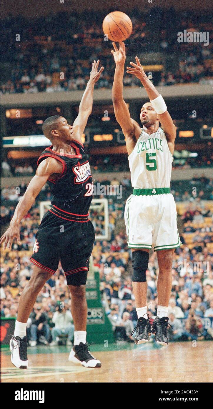 Boston Celtics #5 Ron Mercer im Basketball Spiel gegen Sixers #21 Larry Hughes an den Fleet Center in Boston, Ma USA mar 15,1999 Foto von Bill belknap Stockfoto