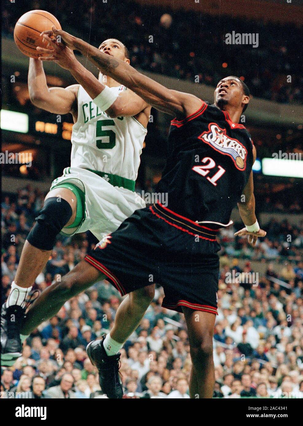 Boston Celtics #5 Ron Mercer im Basketball Spiel gegen Sixers #21 Larry Hughes an den Fleet Center in Boston, Ma USA mar 15,1999 Foto von Bill belknap Stockfoto