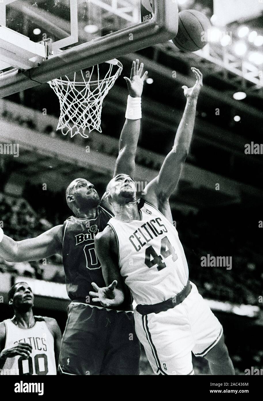 Boston Celtics #44 Rick Fox schießt auf Washington Bullets # 00 Kevin Duckworth im Basketball spiel action im Fleet Center in Boston, MA, April 1, 1994 Foto von Bill Belknap Stockfoto