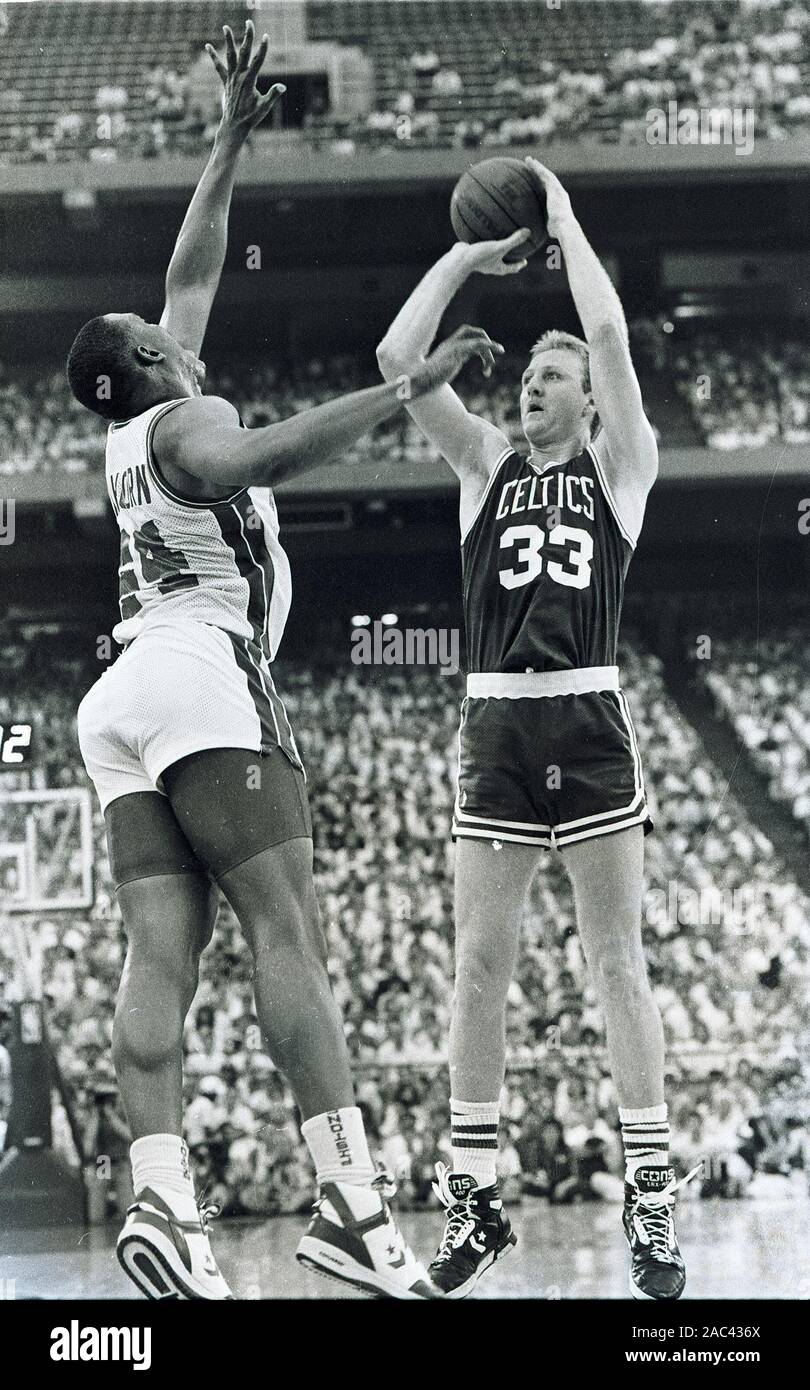 Boston Celtics #33 Larry Bird schießt auf Detroit Pistons Rick Mahorn im Basketball spiel action während der 1988 NBA Endspiele in Detroit, Michigan USA Mai 1988 Foto von Bill belknap Stockfoto