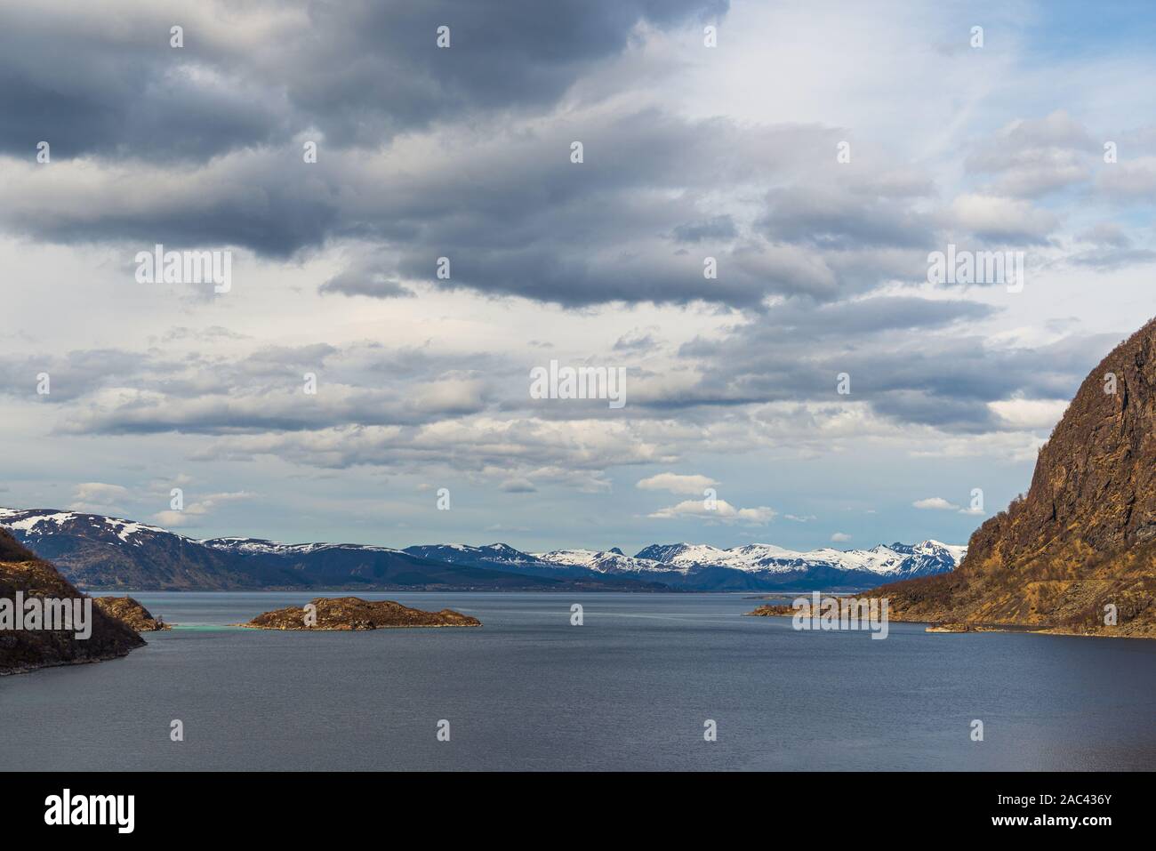 Blick in die Natur auf dem Weg von tromsoe auf die Lofoten Inseln im Frühling Stockfoto