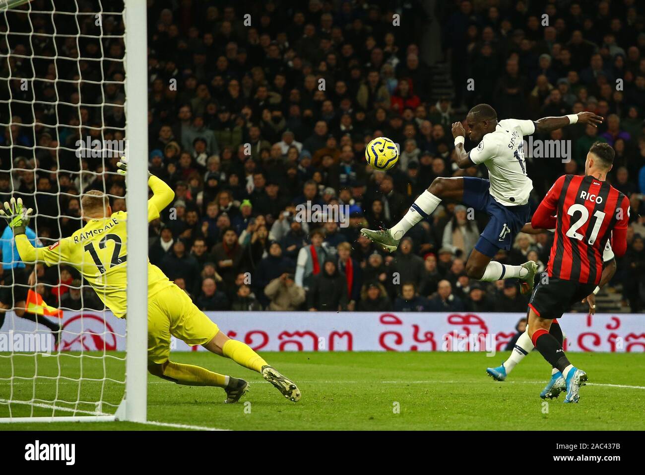 London, Großbritannien. 30 Nov, 2019. Tottenham's midfielder Moussa Sissoko ein Tor während der Barclays Premier League Match zwischen den Tottenham Hotspur und Bournemouth an der Tottenham Hotspur Stadion in London, England. Am 30. November 2019. Credit: Aktion Foto Sport/Alamy leben Nachrichten Stockfoto