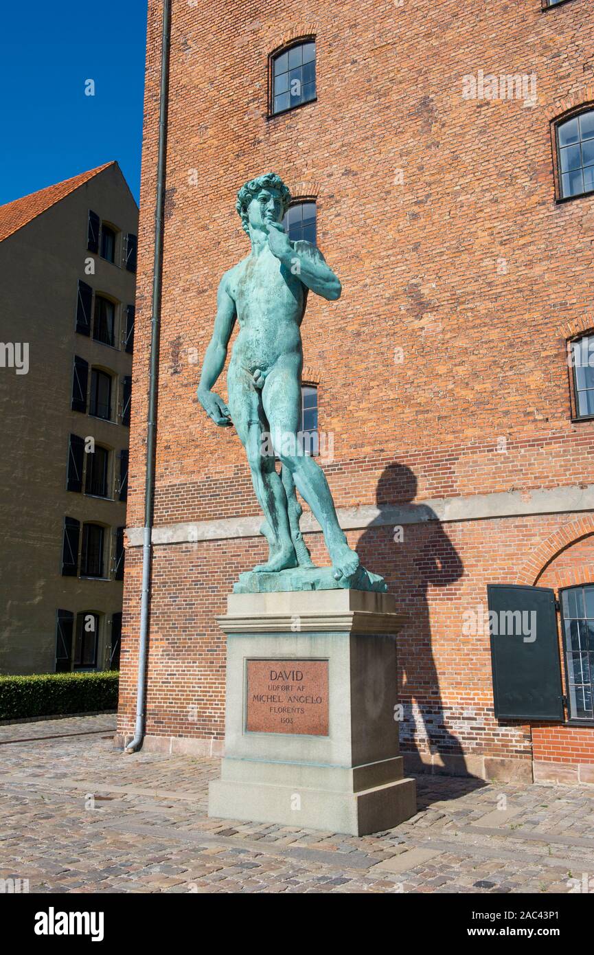 Eine Kopie von Michelangelos Statue des David durch den Hafen in Kopenhagen, Dänemark. Stockfoto