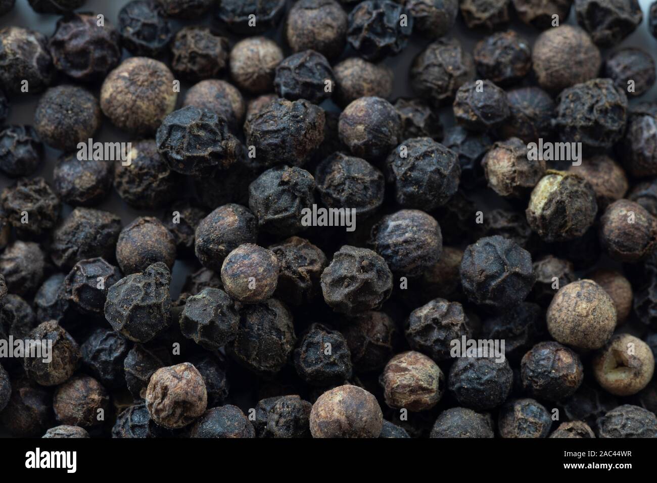 Makro Bild der schwarze Pfefferkörner enthüllt Textur und Muster Stockfoto