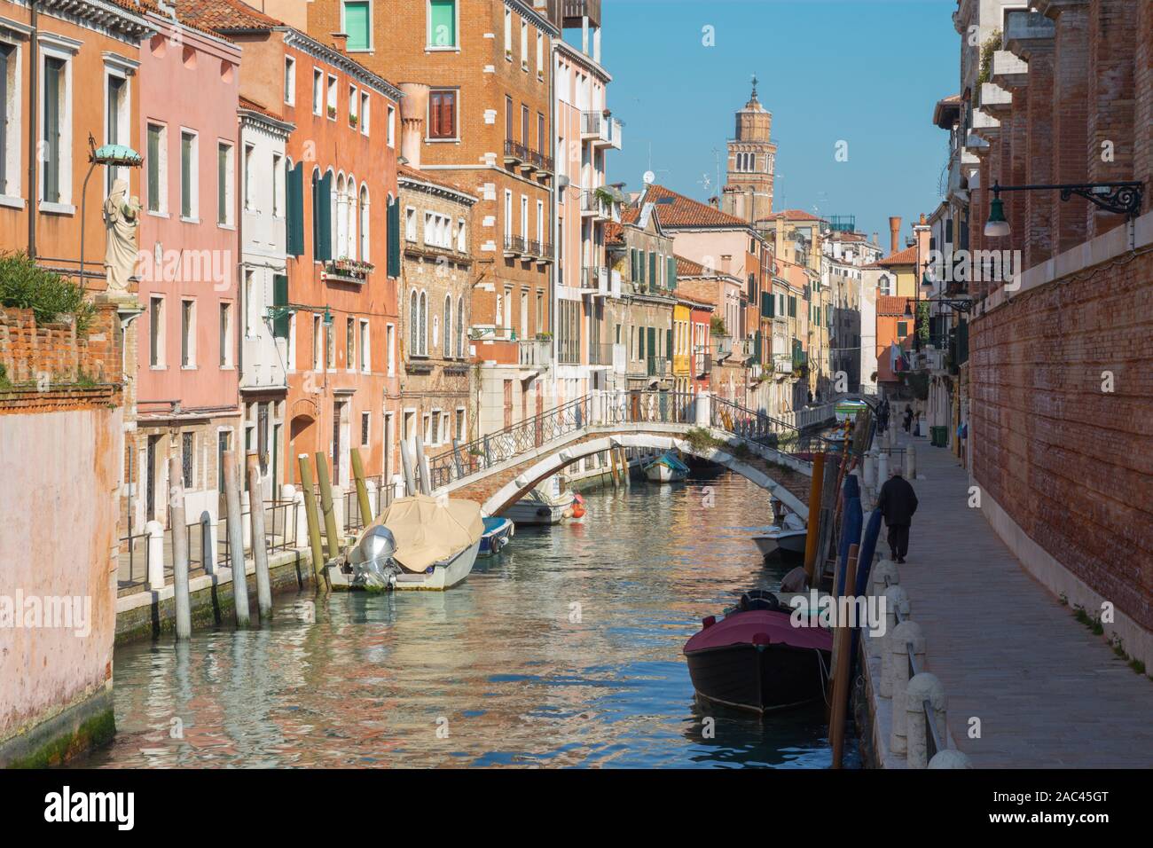 Venedig - Fondamenta Giardini Straße und Kanal. Stockfoto