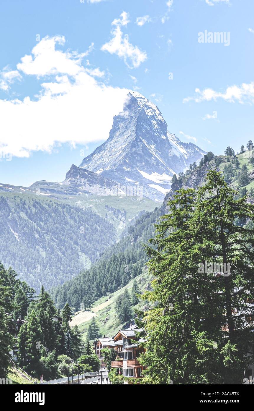 Atemberaubende Alpine Village Zermatt in der Schweiz. Berühmte Matterhorn im Hintergrund. Schweizer Alpen, alpine Landschaft. Reiseziele, fantastische Orte. Stockfoto