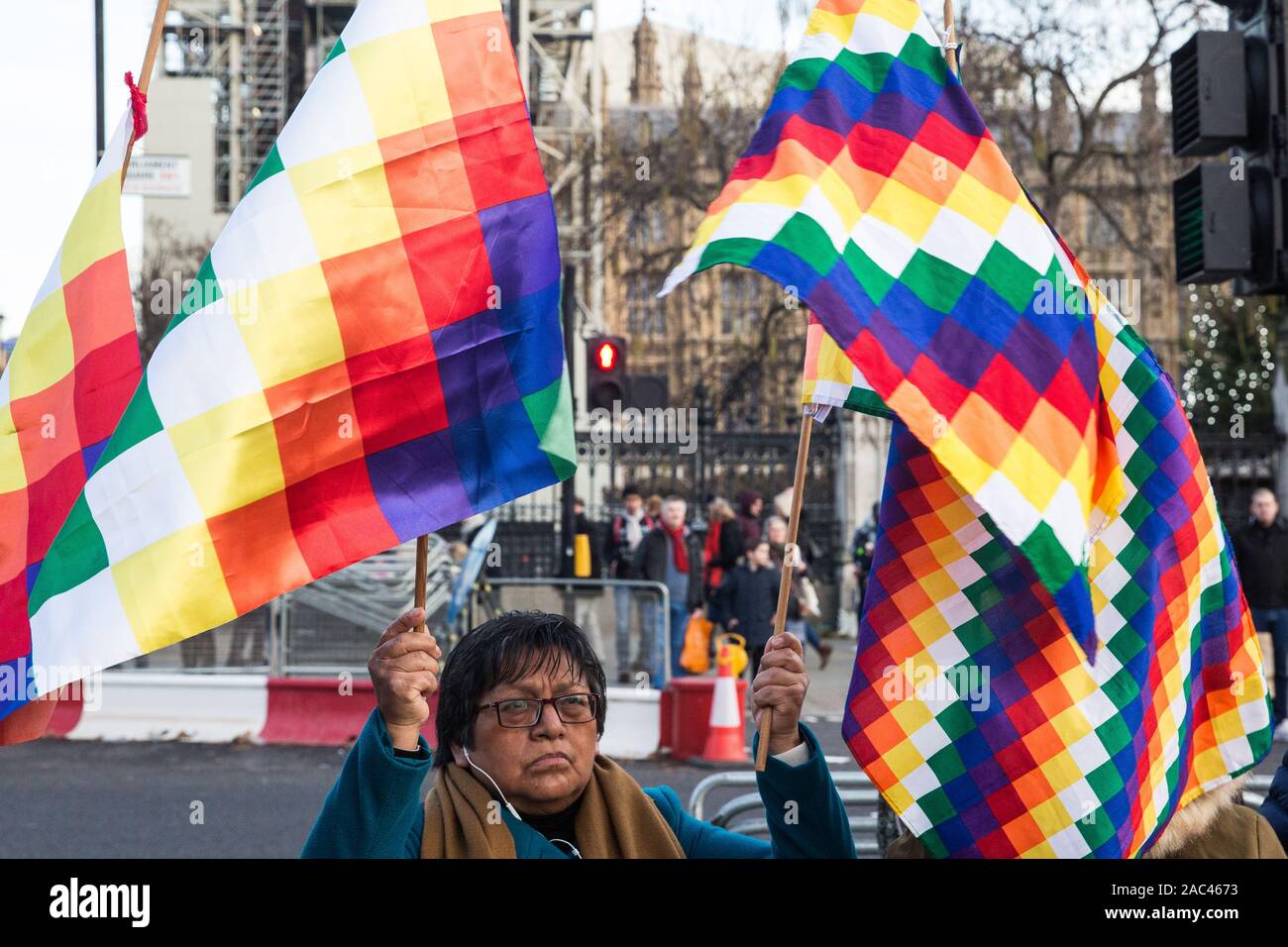 London, Großbritannien. 30. November 2019. Aktivisten aus Bolivien Kampagne der Solidarität (BSC), der Plataforma 12 de Mayo (P12 O) und anderen Organisationen verbunden, an einem internationalen Protest in Solidarität mit den plurinationalen Staat Bolivien gegen die Absetzung durch einen militärischen Staatsstreich von Evo Morales, der erste indigene Präsident, und die anschliessende Massaker der indigenen Völker gegen die militärische Übernahme protestiert. Credit: Mark Kerrison/Alamy leben Nachrichten Stockfoto