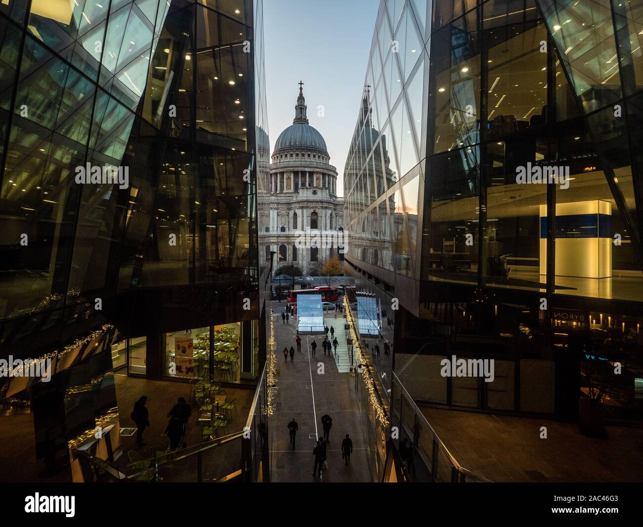Blick von One New Change in Richtung St. Pauls Cathedral, London. Stockfoto