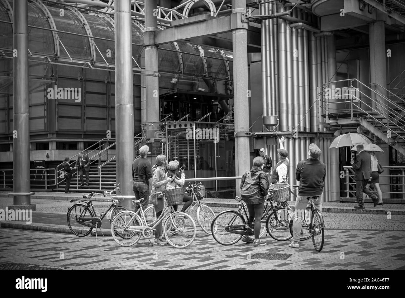 Touristen auf Fahrrädern, die in der Londoner City Stockfoto