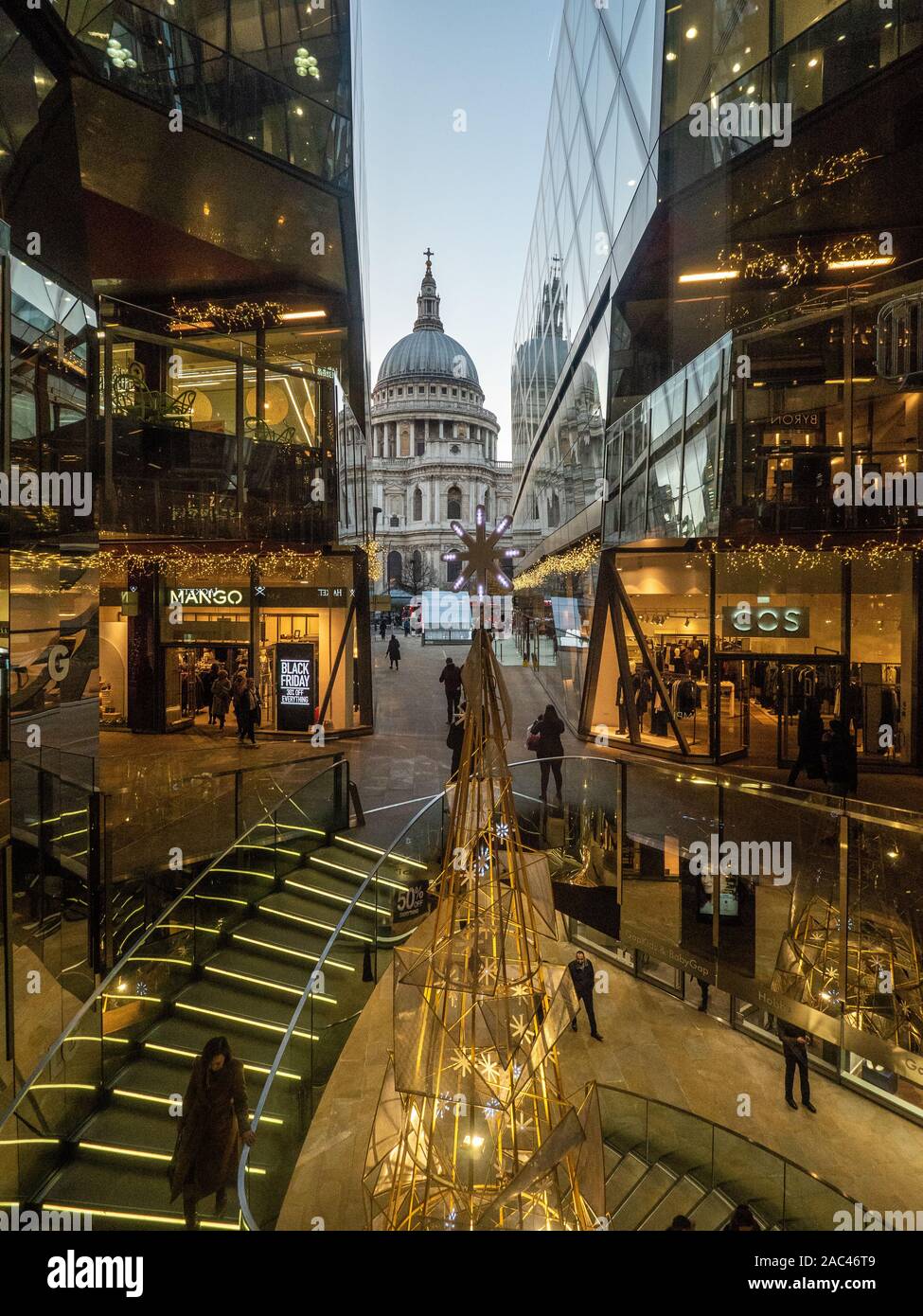 Blick von Einer neuen Änderung in Richtung St Pauls Cathedral, London Stockfoto
