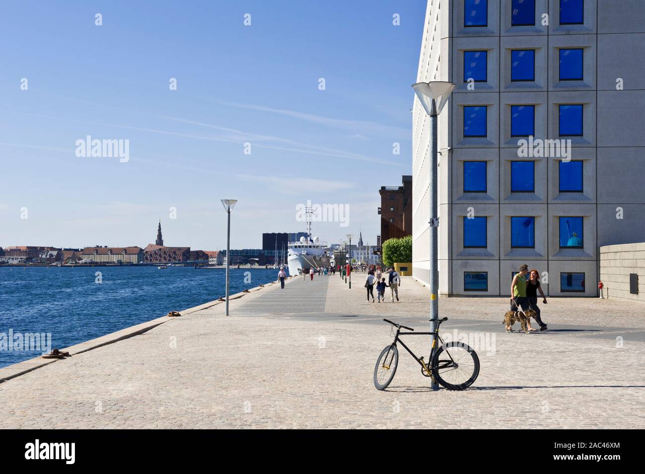 Ein Schiff vor Anker im Hafen von Kopenhagen, Dänemark Stockfoto
