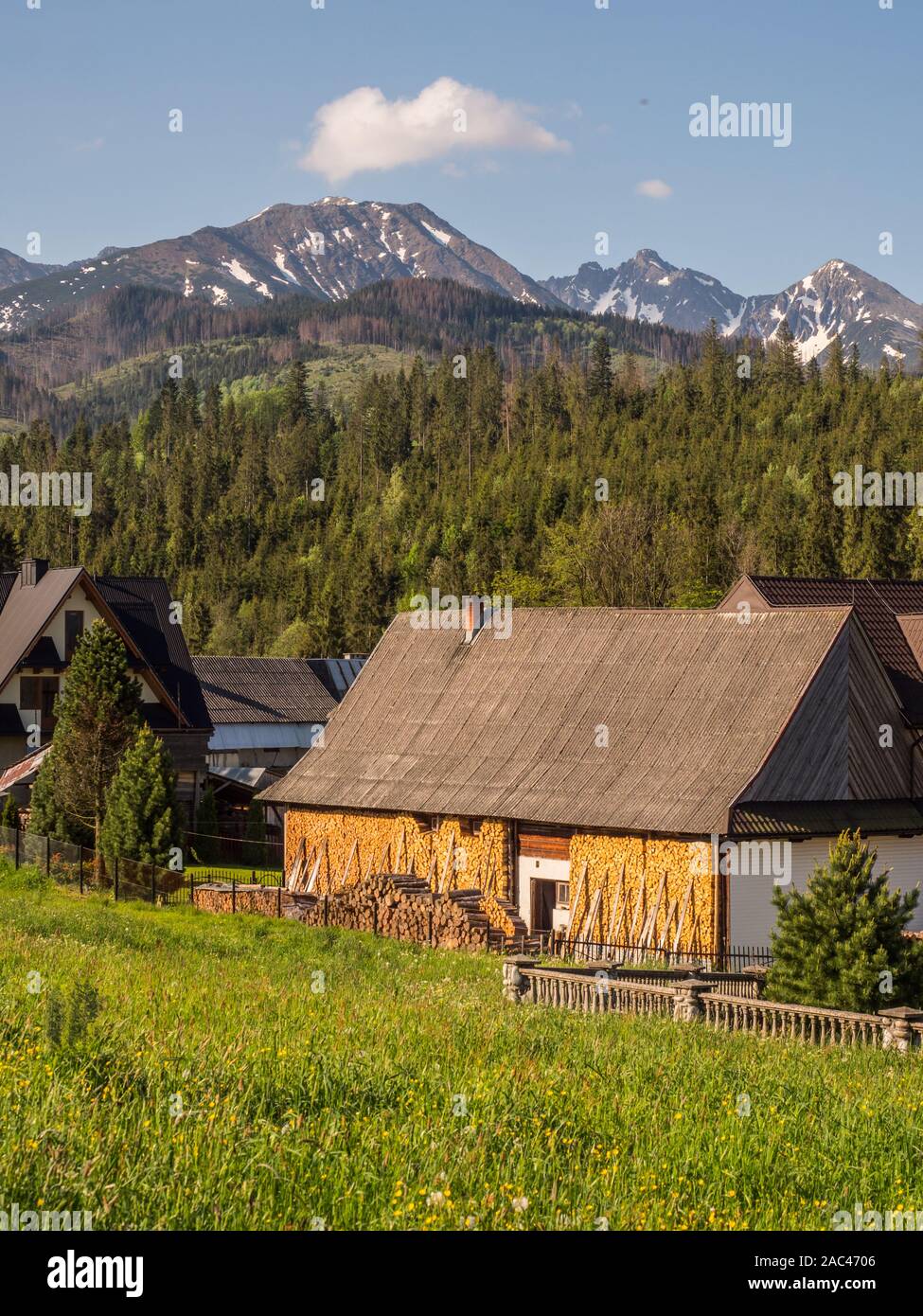 Tatry, Polen - Juni 04, 2019: kleinen polnischen Dorf in der Hohen Tatra mit dem Blick für slowakische Tatra Stockfoto